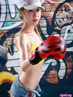 风骚苗条的女拳击手阿苏热裤训练写照